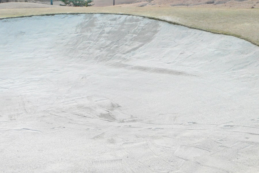 武蔵丘ゴルフコースのたっぷりと砂が入ったバンカー